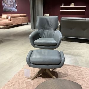 Leolux Lloyd fauteuil met hocker blauw