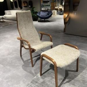 Swedese Lamino fauteuil met hocker schapenvacht